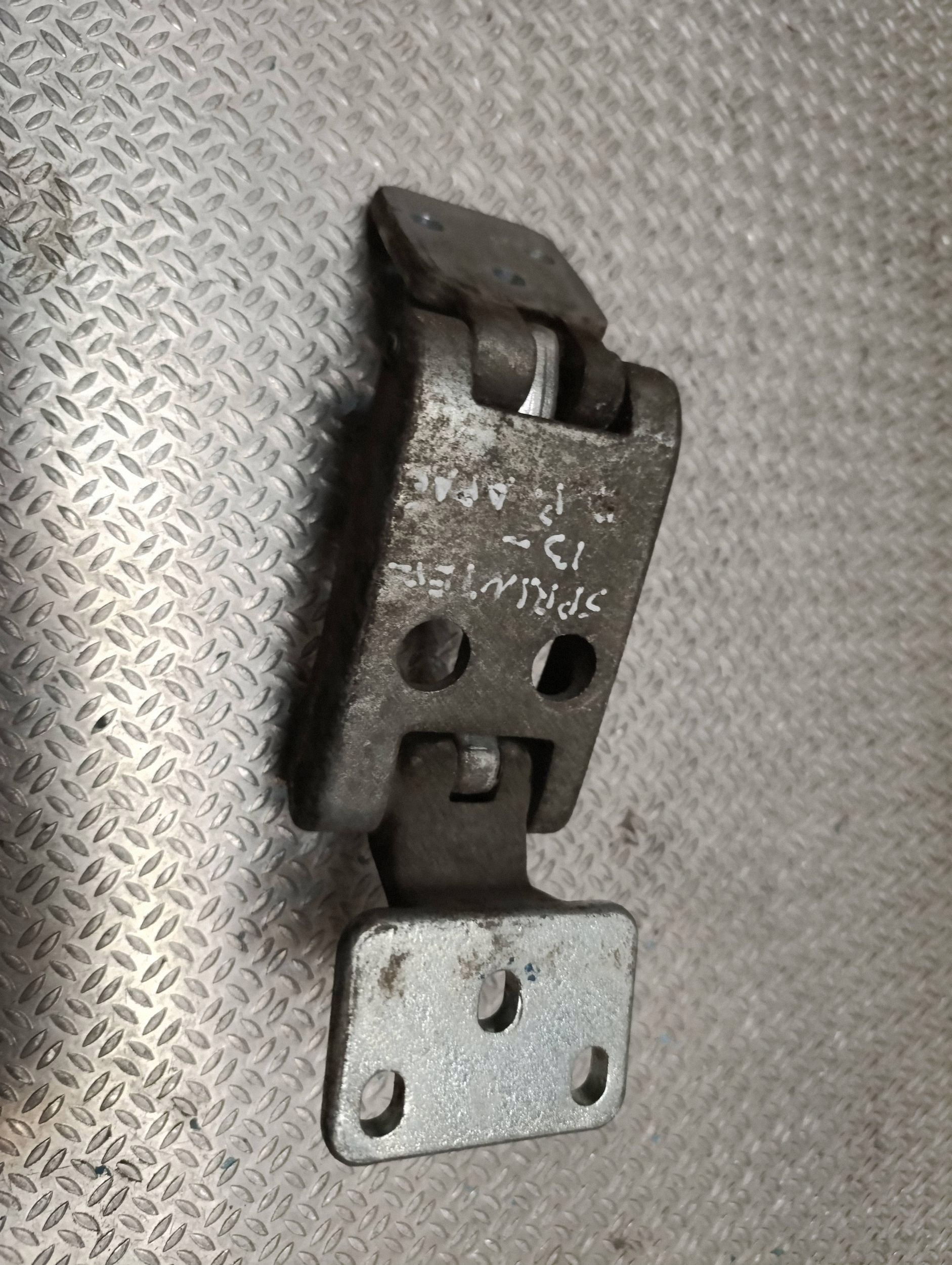 Mercedes Sprinter W906 achterdeurscharnieren OEM 9067400337 image 3