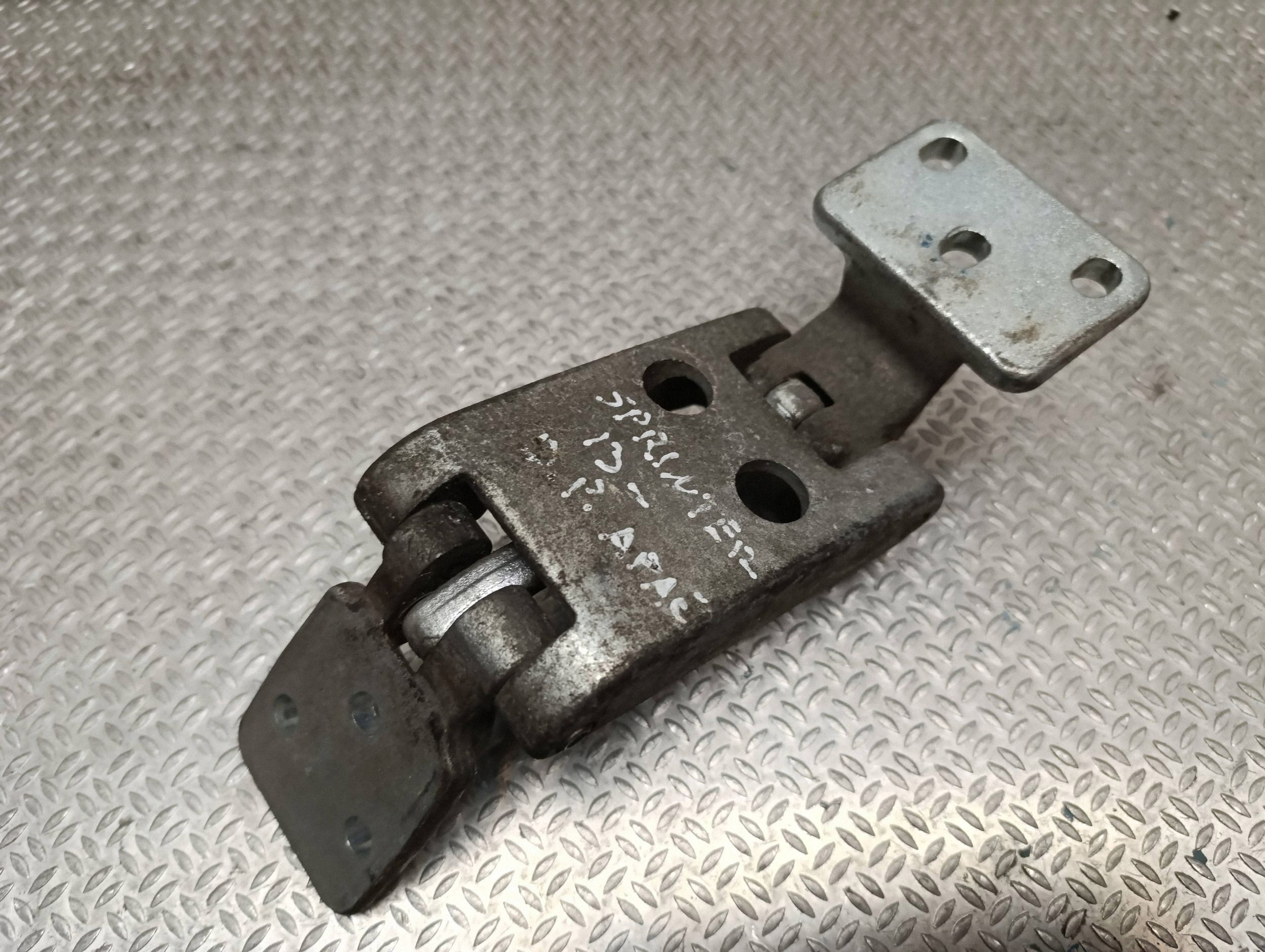 Mercedes Sprinter W906 achterdeurscharnieren OEM 9067400337 image 4
