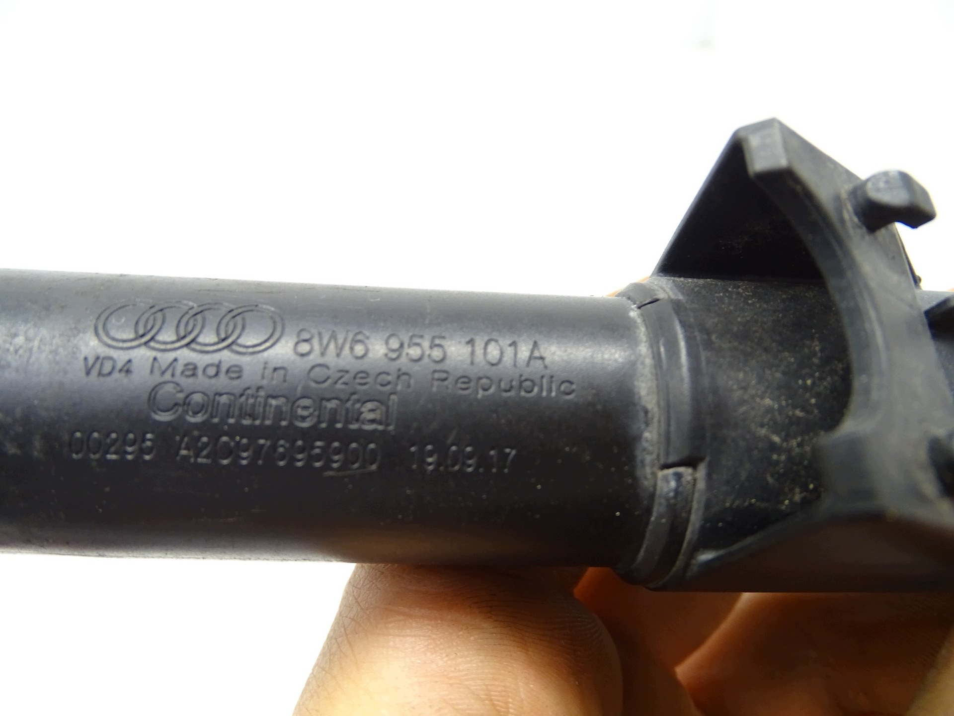 Buse de lave-phare gauche Audi OEM 8W6955101A image 3