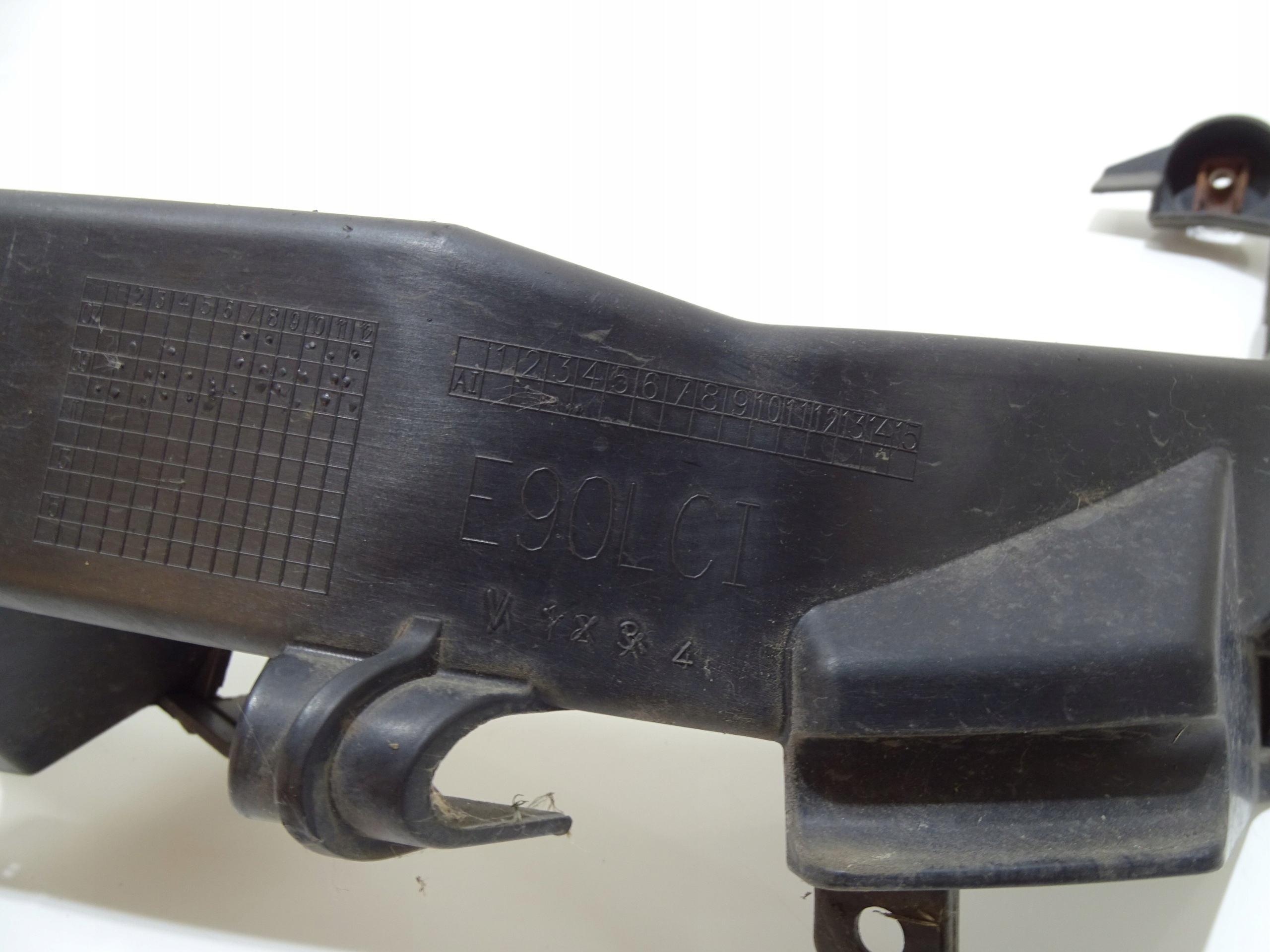 BMW E90/E91 Vasen Ajovalaisinkiinnike OEM 7138401