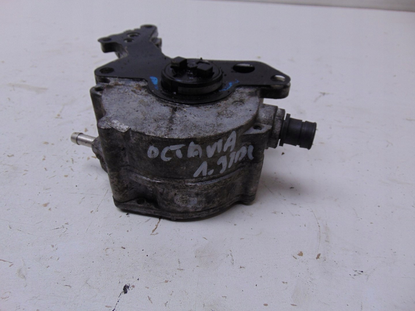 Tyhjiöpumppu OEM 038145209Q Skoda Superb 1.9 TDI:lle