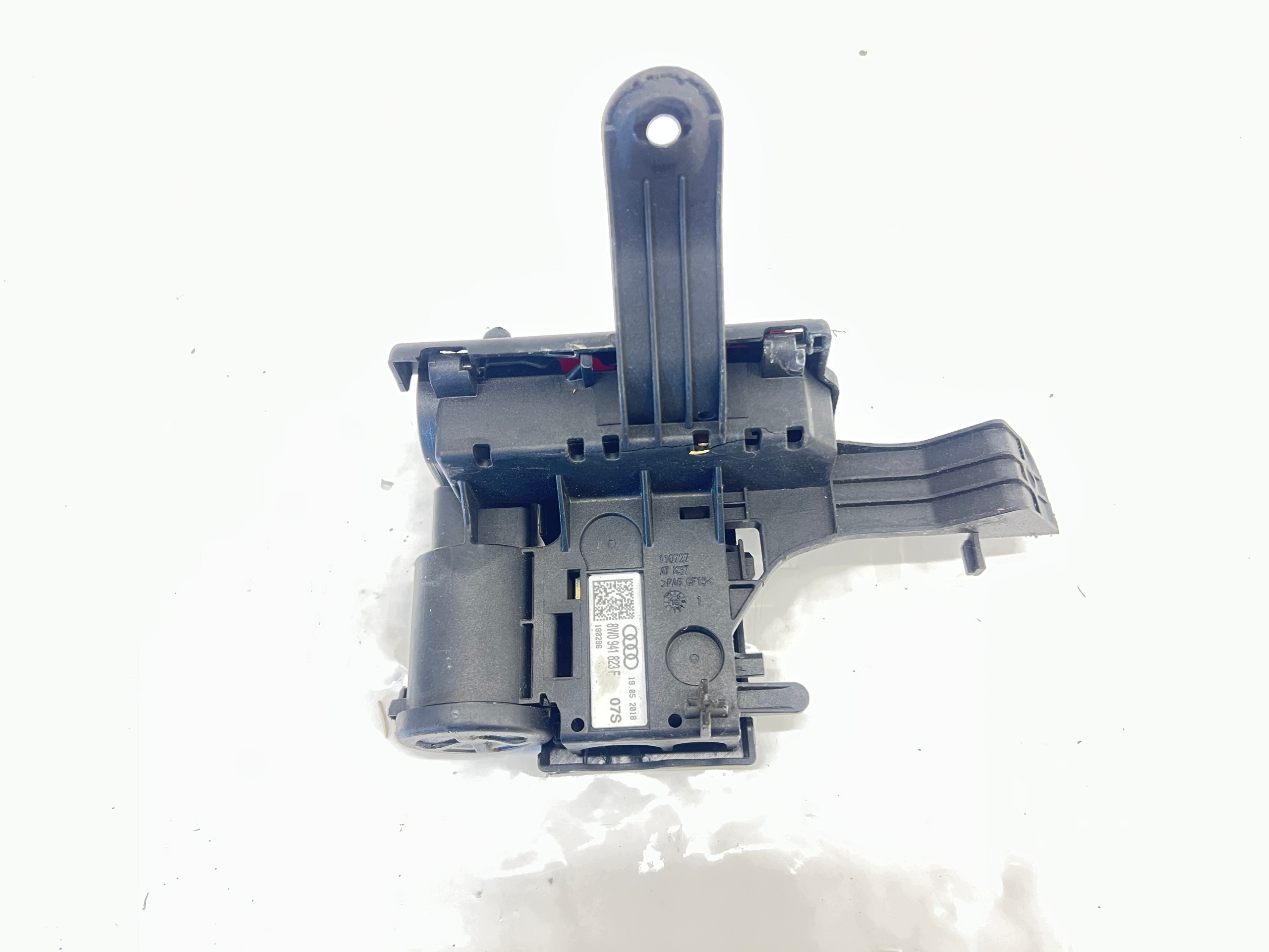 Audi A5 II F5 8W Virranjakaja OEM 8W0941823F