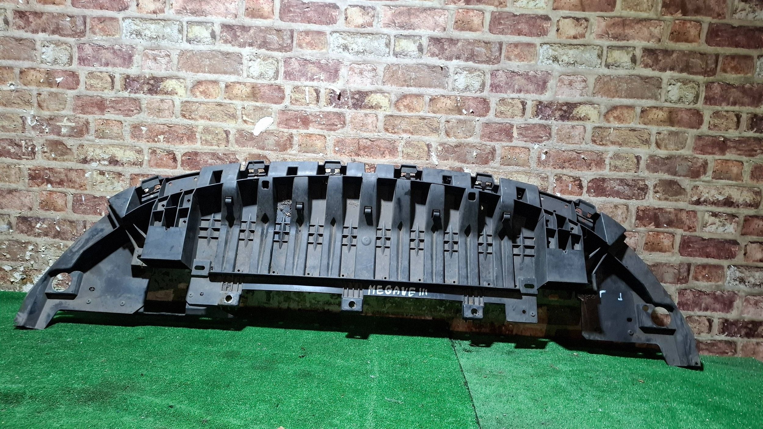 OEM 622350001R Etupuskurinsuojalevy Megane 3
