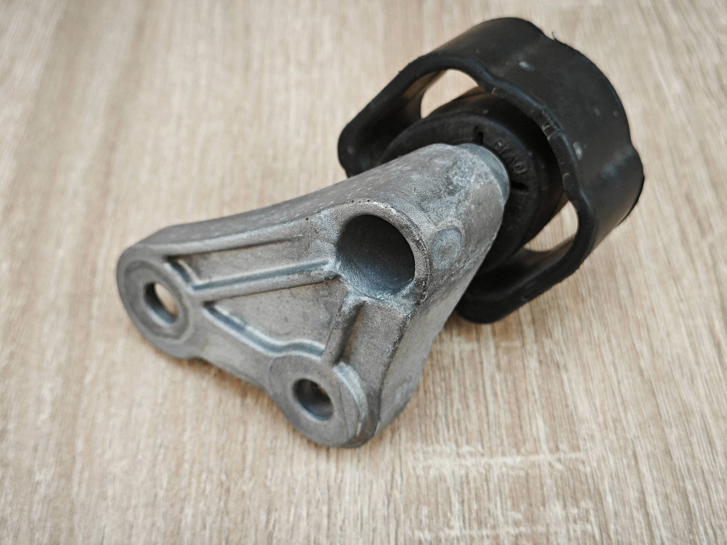 Auspuffhalterung BMW 8582034 für 530D G30/G31