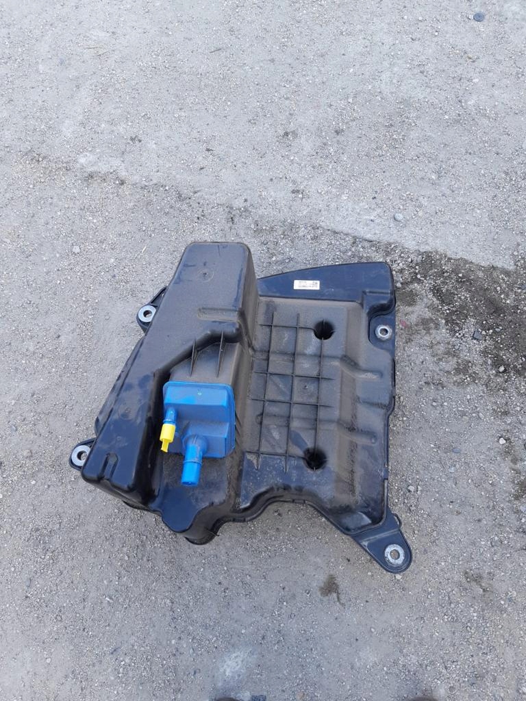 AdBlue-säiliöpumppu OEM 8W0131878AJ Audi A4 B9:lle