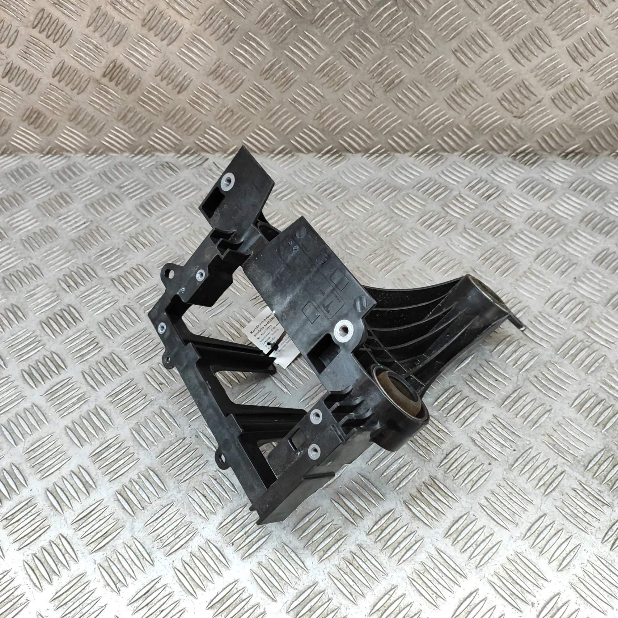 Support compresseur climatisation Tesla OEM 167362700C image 4