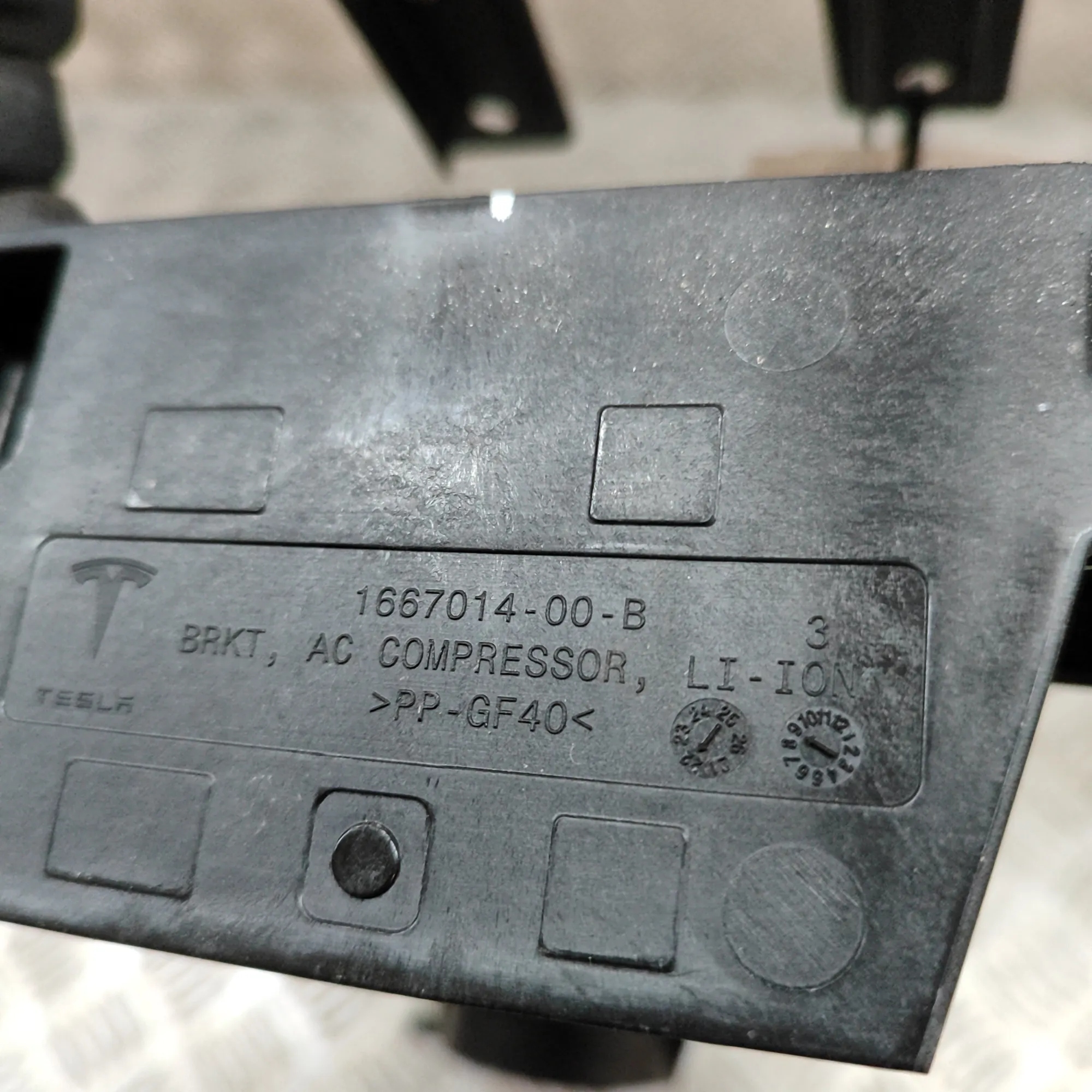 Support compresseur climatisation Tesla OEM 167362700C image 5