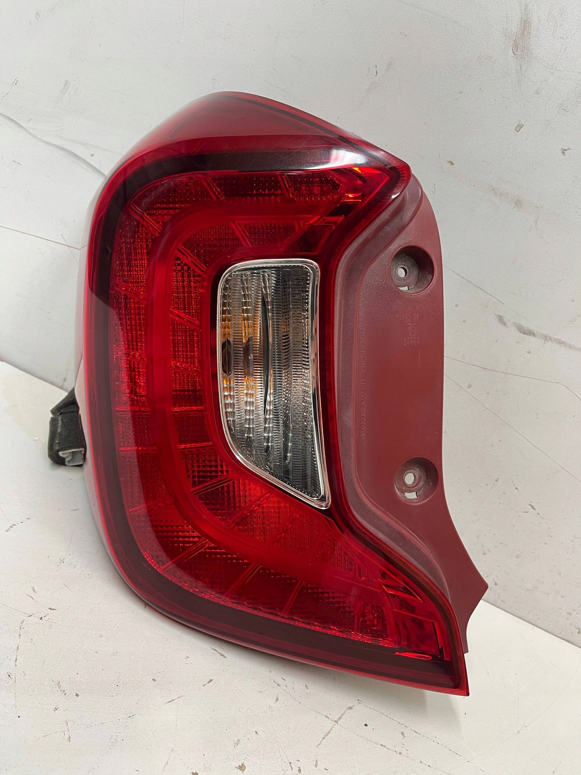 Luz trasera izquierda Kia Picanto III 92401-G6 image 2