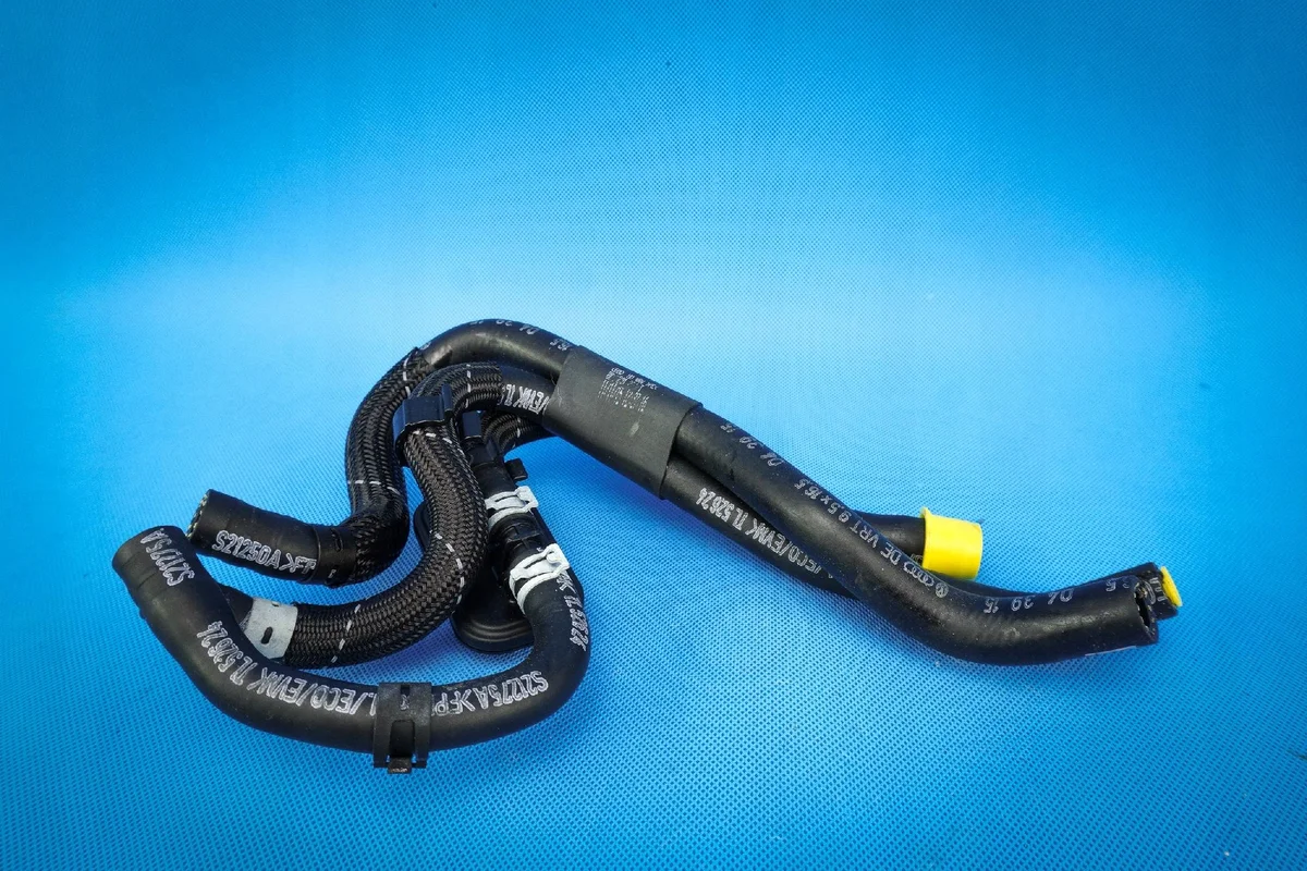 Polttoaineputki Audi A4 A5 Q5 A6 04L201214T