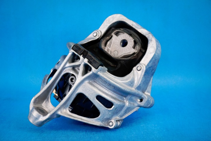Moottorin joustin oikea Audi A6 4K C8 A7 4K8 45TFSI 2.0TFSI 4M0199372GJ