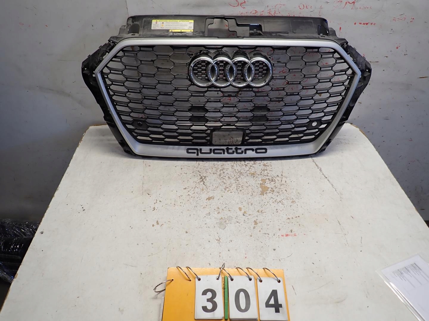 AUDI A3 RS3 LIFT 2016- SEDAN etusäleikkö 8V5853651R