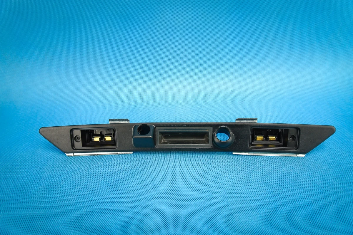 Takaluukun kahvalista Audi A8 S8 4H 4H0827574B