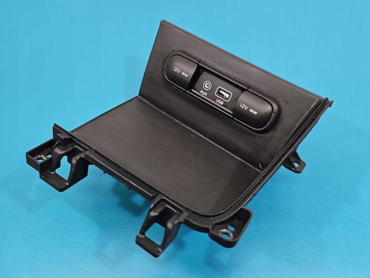 USB-pistoke Kia Niro I 16-22 96120-G5100