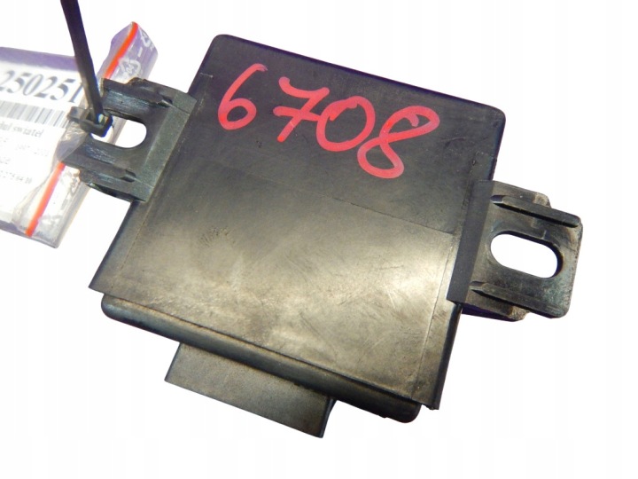 AUDI A4 B5 FARMARI 97-01 VALOYKSIKKÖ 4B0907357