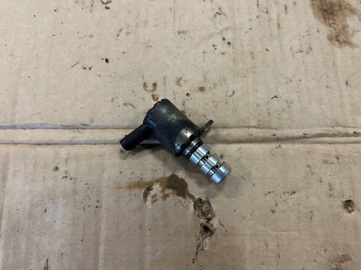 A4 B8 LIFT 1.8TFSI öljynpaineventtiili 06K115243A