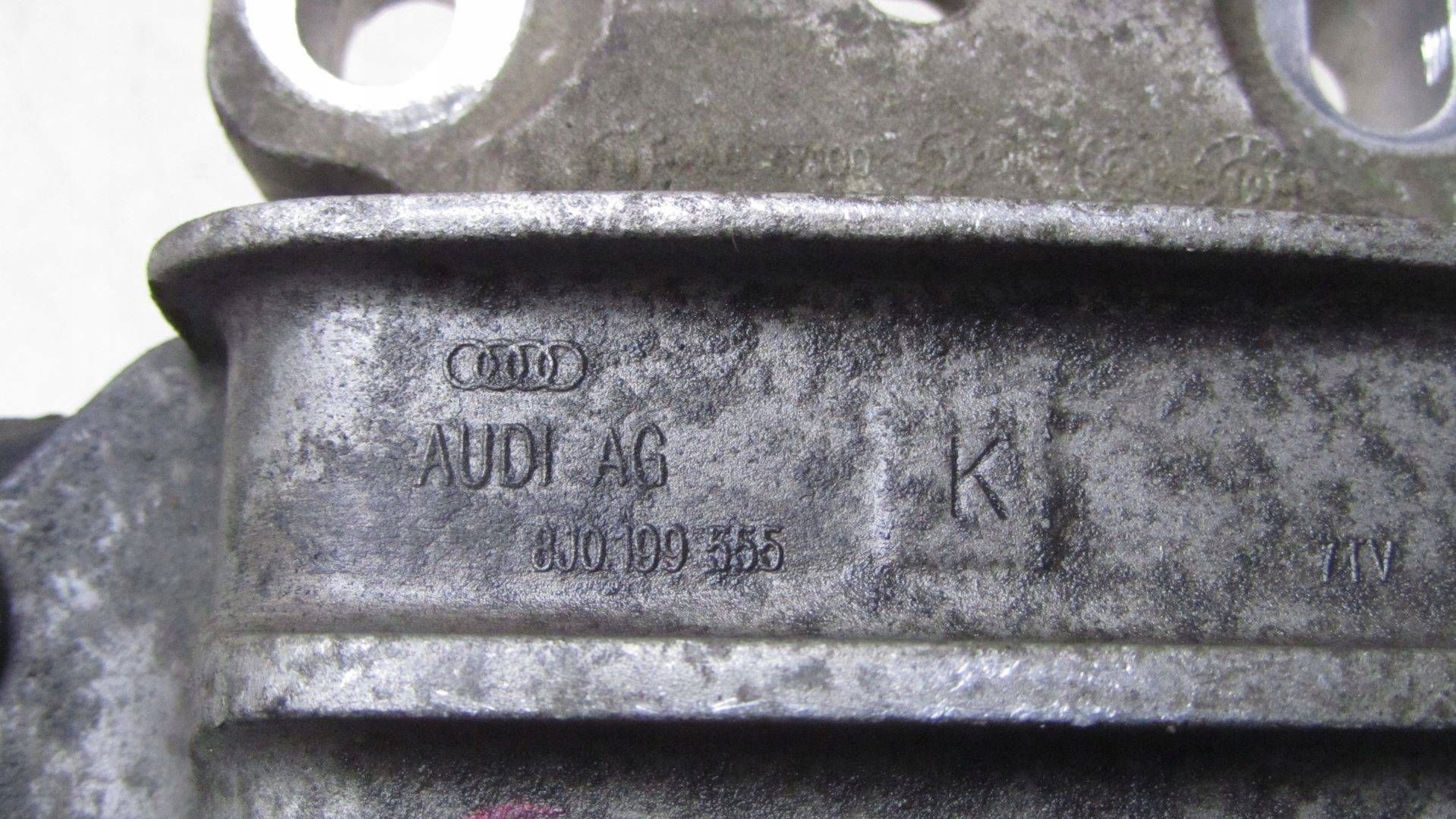 AUDI Q3 8U 2.0D Motorlager 8U0199555 image 3