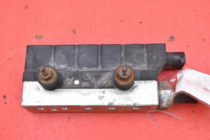 Jousituksen jakaja 83609015N Mercedes S-W220 4.3 V8 279 hv 98-02