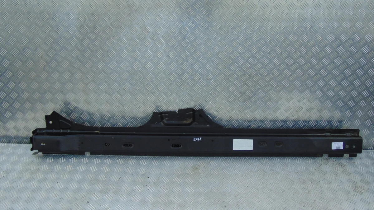 SKODA OCTAVIA IV 5E3 Bas de caisse droit OEM 5E3810438