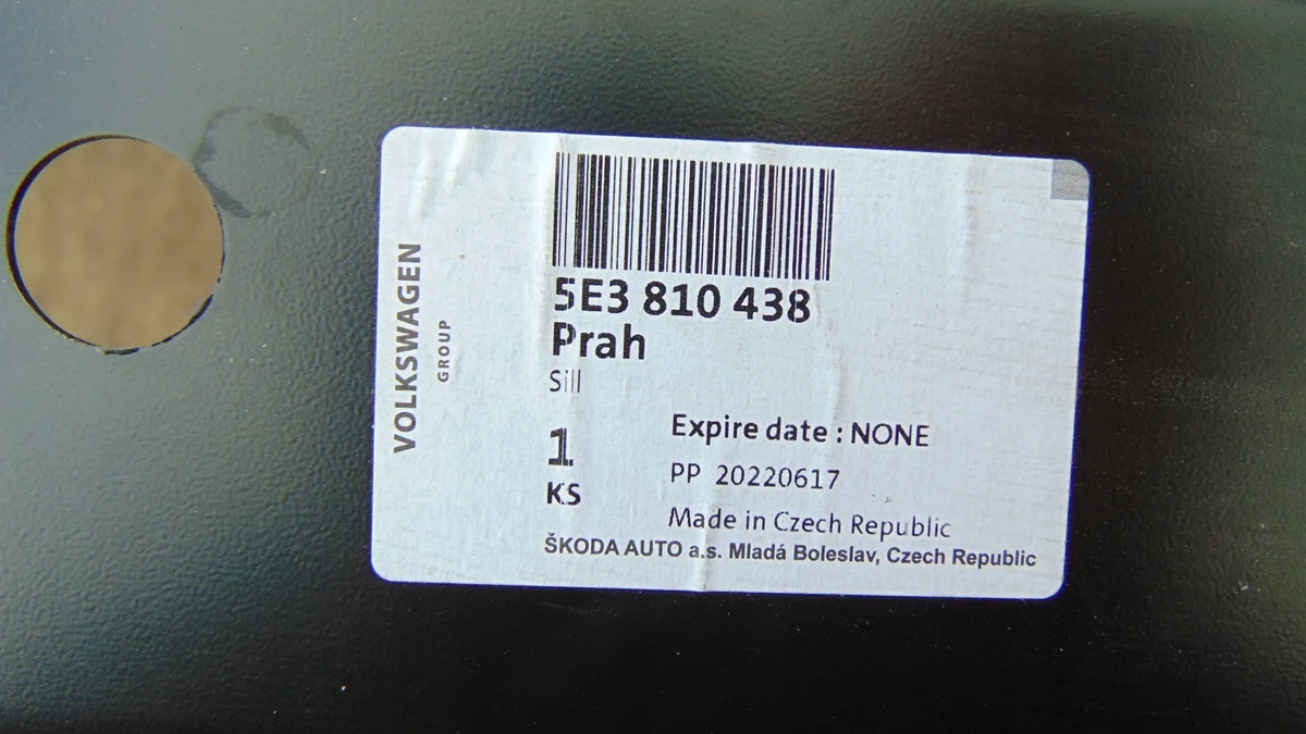 Skoda Octavia IV Right Sill Panel 5E3810438 image 4