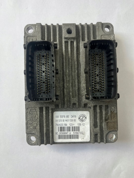 Fiat 500 moottorin ohjainyksikkö 51847332 hylly 874