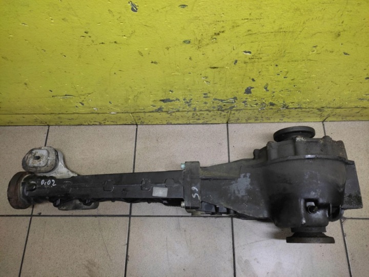 AUDI A4 B5 1.8 Taka-akseli 01H525085A