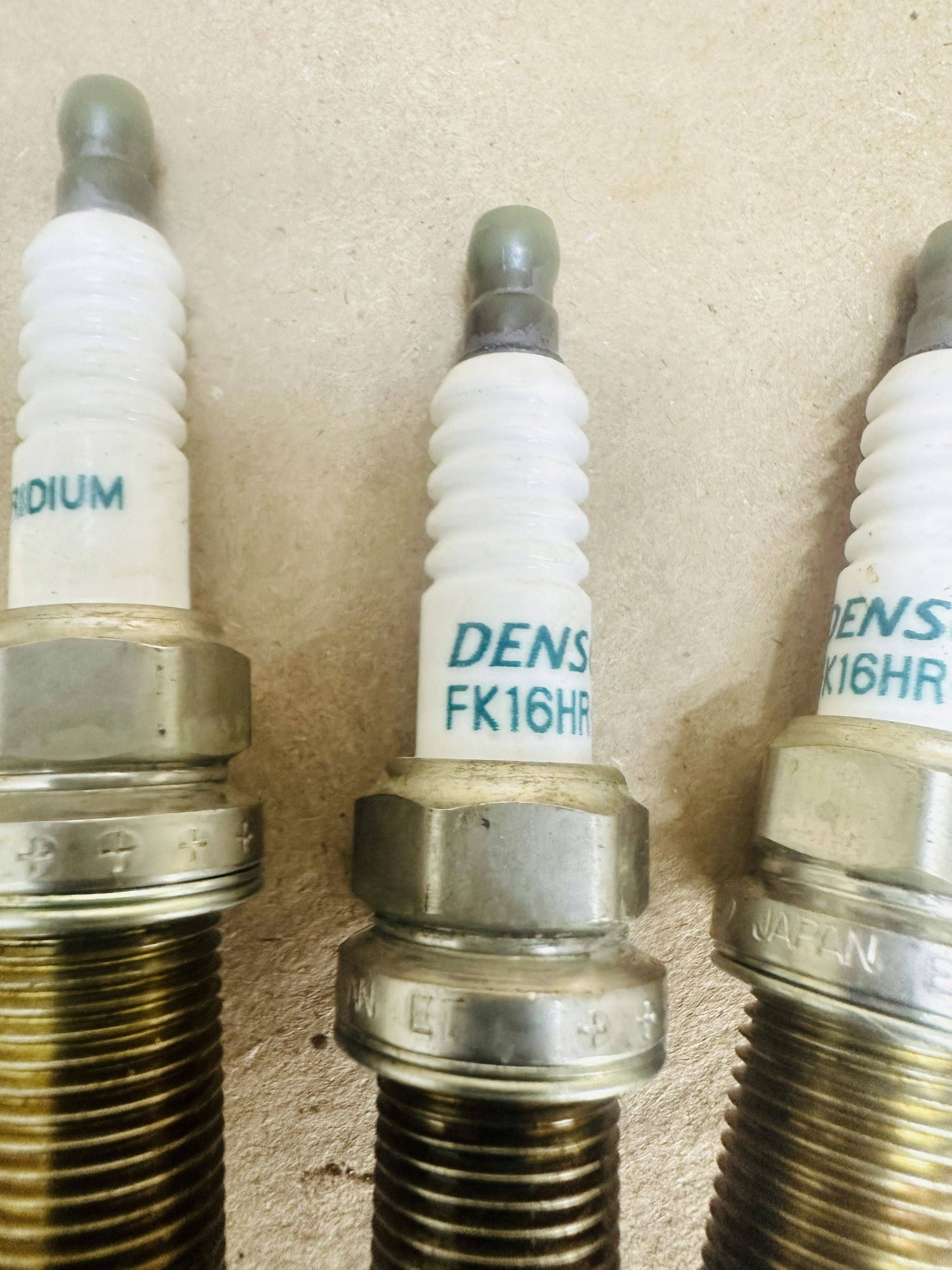 TOYOTA RAV4 IV 2.5 H LEXUS NX300H SPARK PLUGS DENSO 4PCS FK16HR-A8