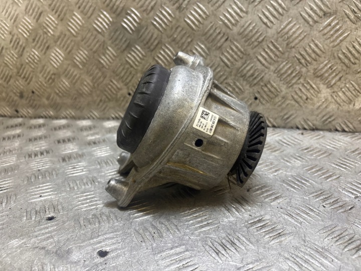 Moottorin tuki vasen Mercedes-Benz C-sarja W205 A2052406617