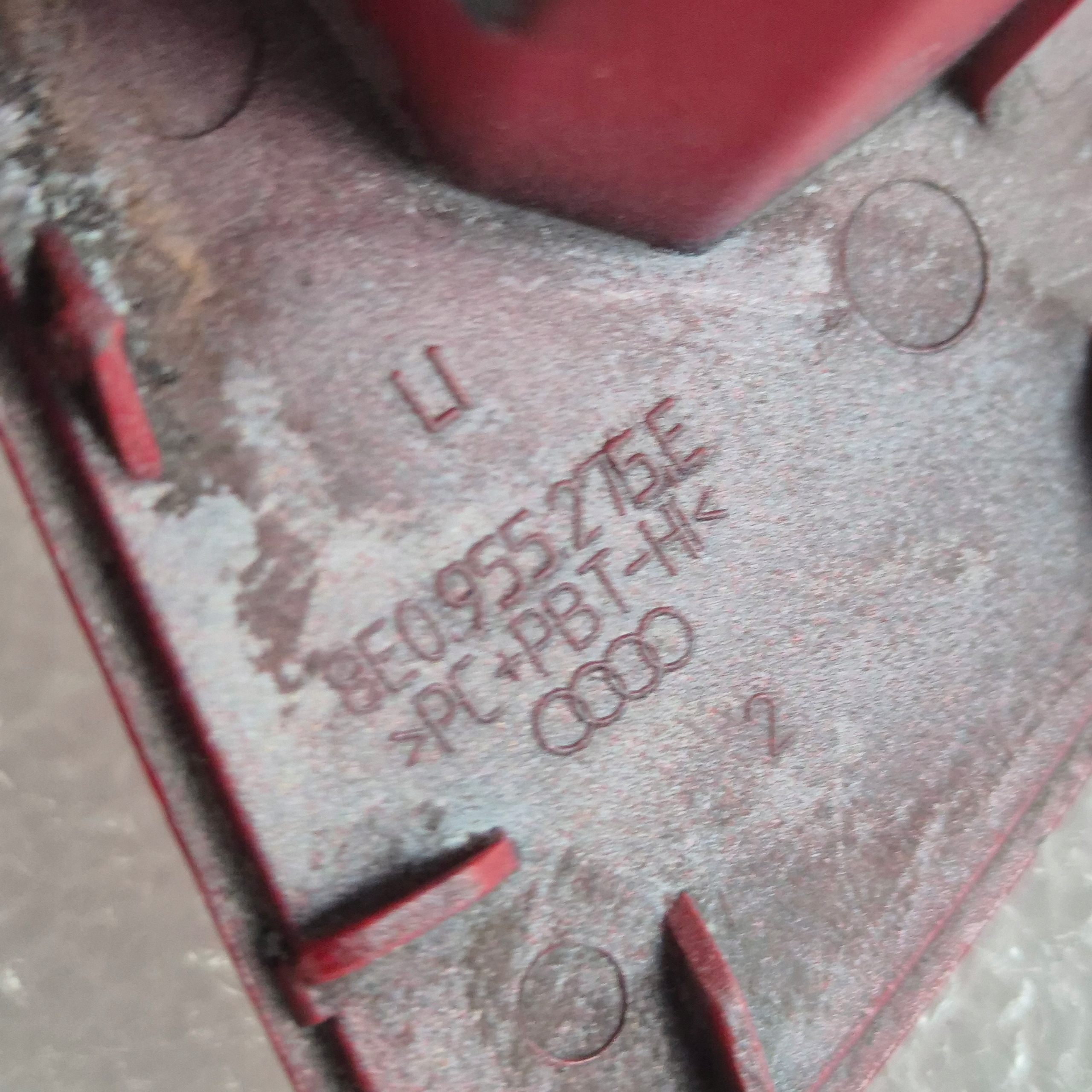 AUDI A4 B7 Scheinwerfer-Waschanlage Abdeckung links 8E0955275E image 3
