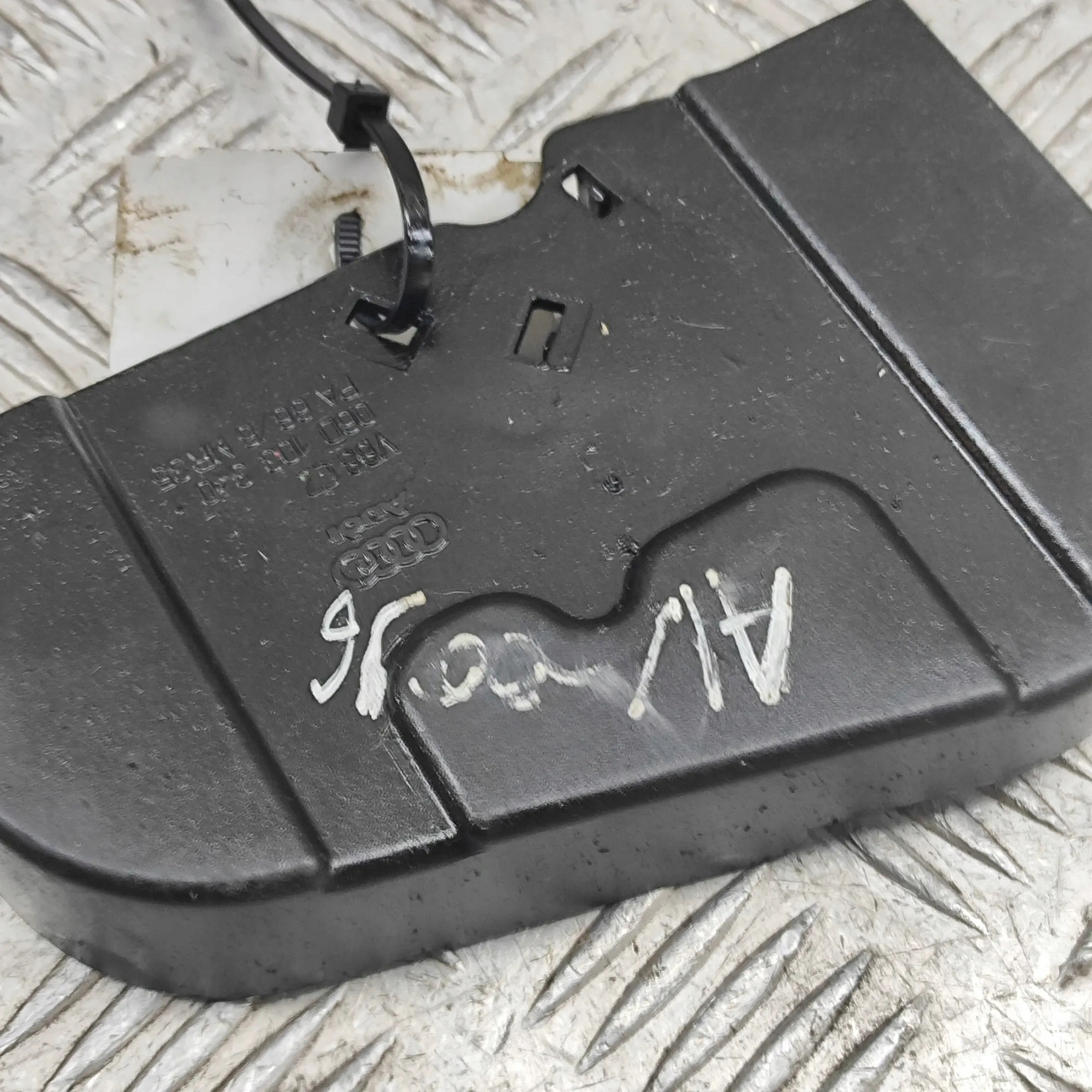 Audi A4 jakuantin suojus 06D103340 image 3