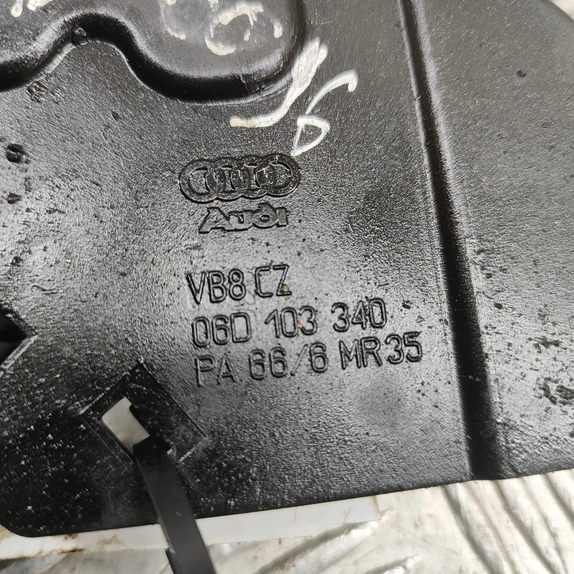 Audi A4 jakuantin suojus 06D103340 image 7