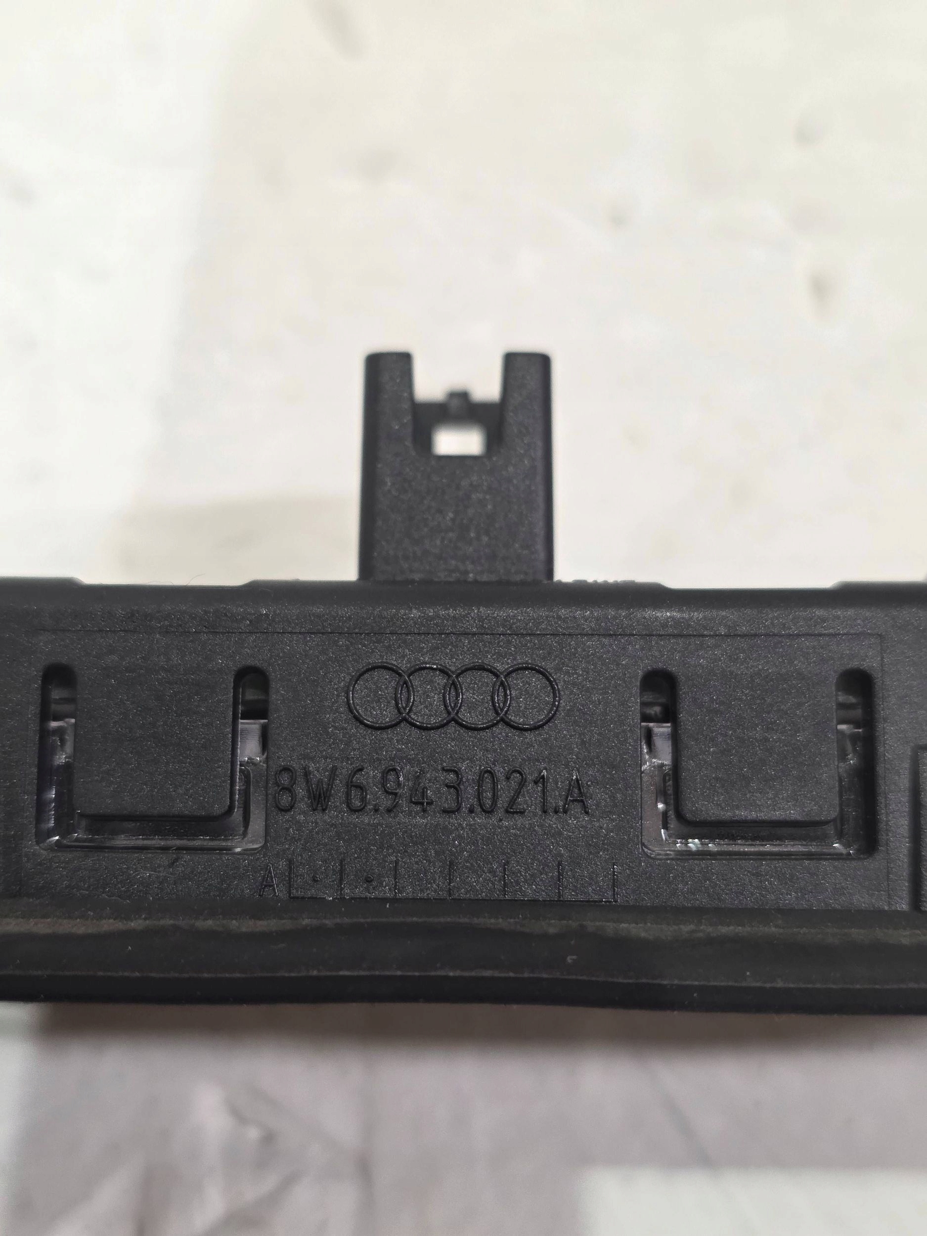 2017 Audi Q5 SQ5 Luz da placa 8W6943021A image 5