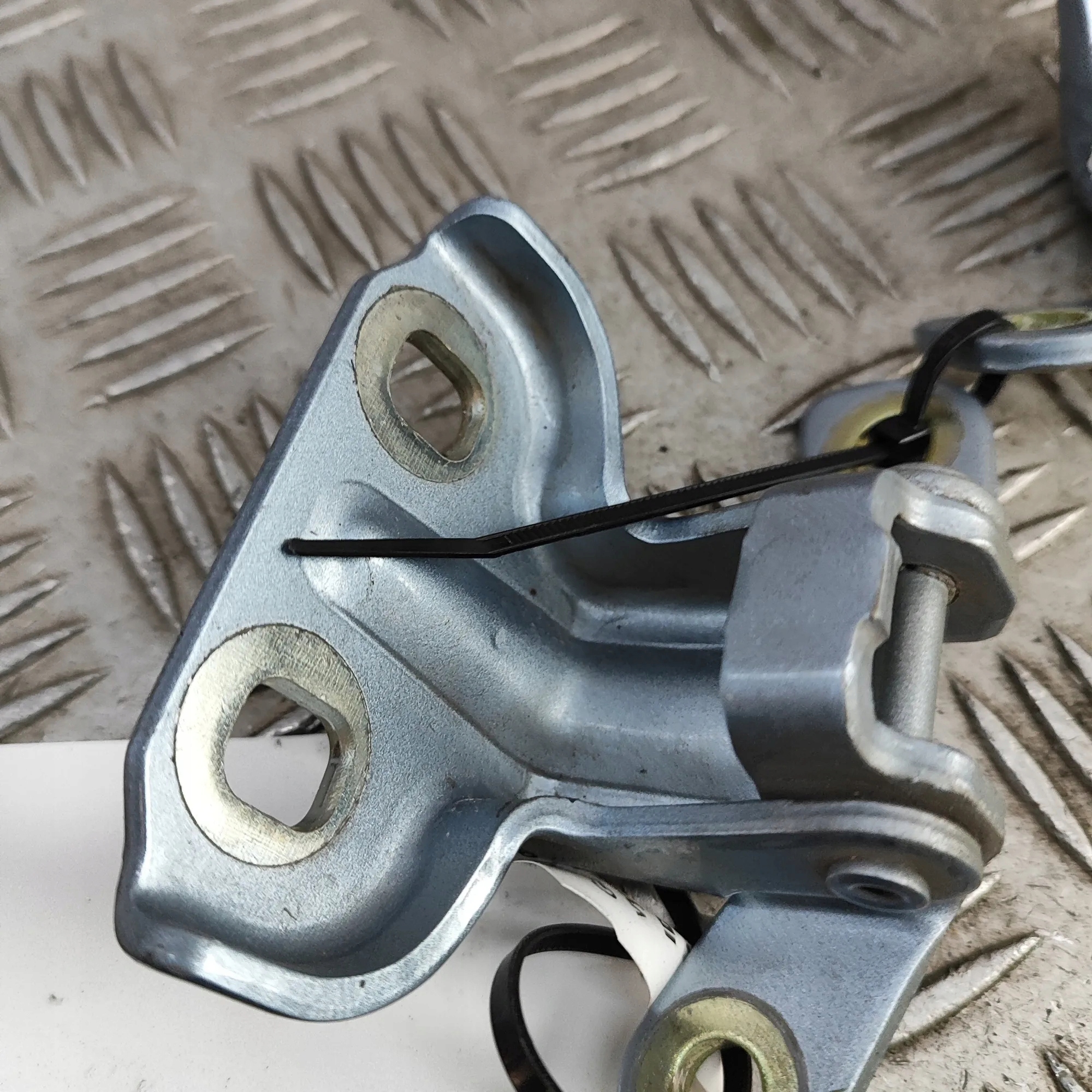 Opel OE 13501714 Scharnier Deur Gebruikt image 3