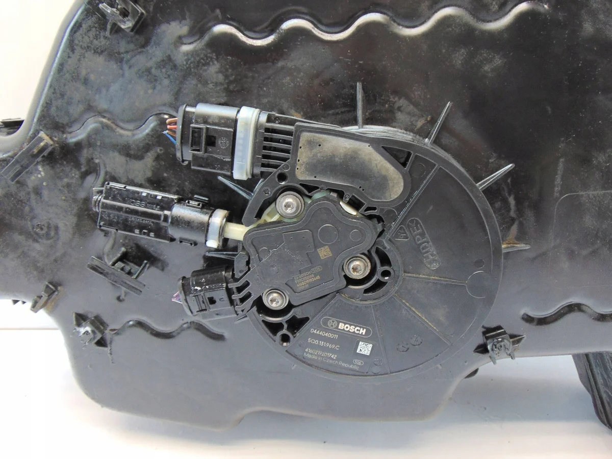VW Tiguan I 5N AdBlue Tank Pumpe 5N0131877A image 5