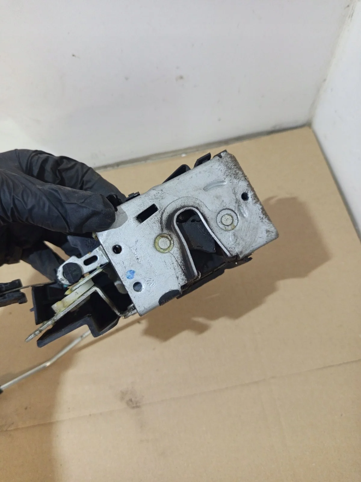 VW Fox 3 Door Right Door Lock Used image 3