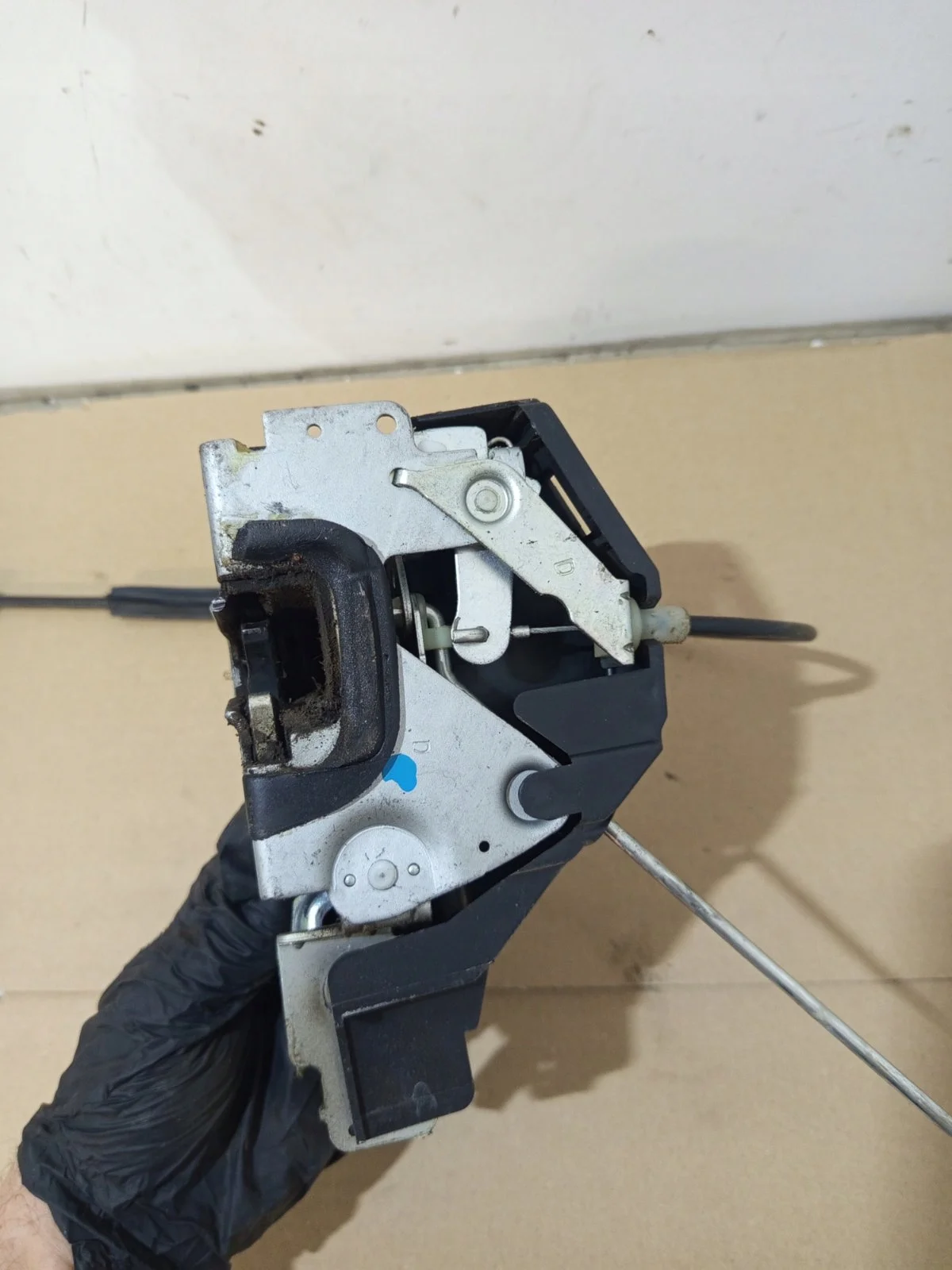 VW Fox 3 Door Right Door Lock Used image 4