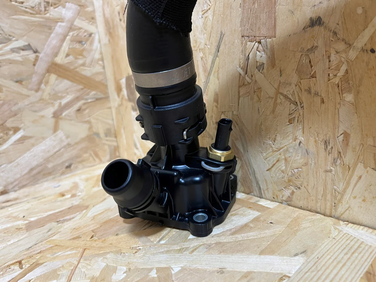 Boîtier de thermostat Volvo XC40 B4 32441375 image 7