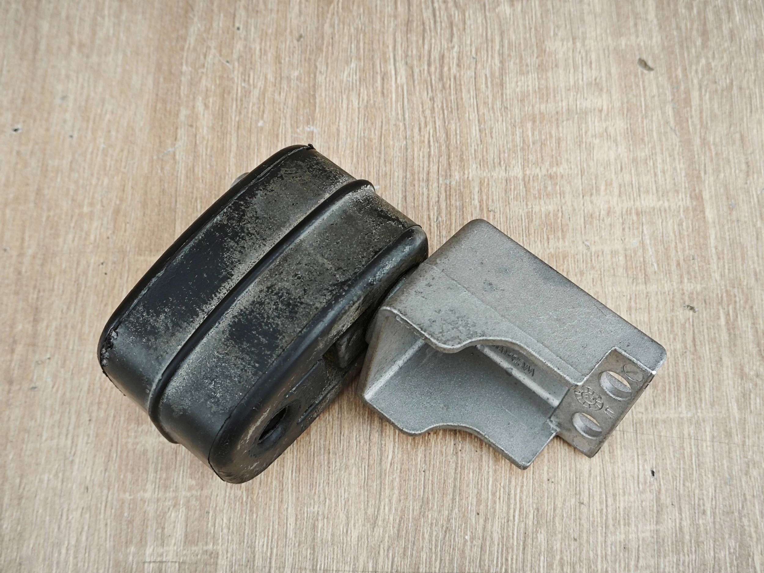 Audi Q3 II F3 Auspuffhalter 5Q0253144E gebraucht