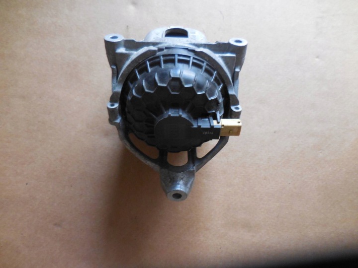 Audi OE 4M0199372J Moottorin laakerointi