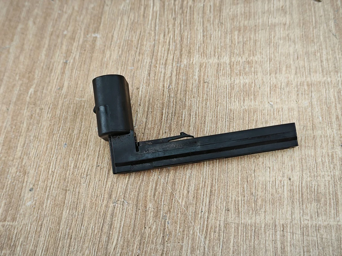 Audi Q3 II F3 Bromsvätskesensor 32668408 image 3