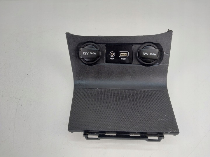USB AUX -tulppa ja sytytintulppa 84621-C8900 96120-C7000 HYUNDAI i20 II