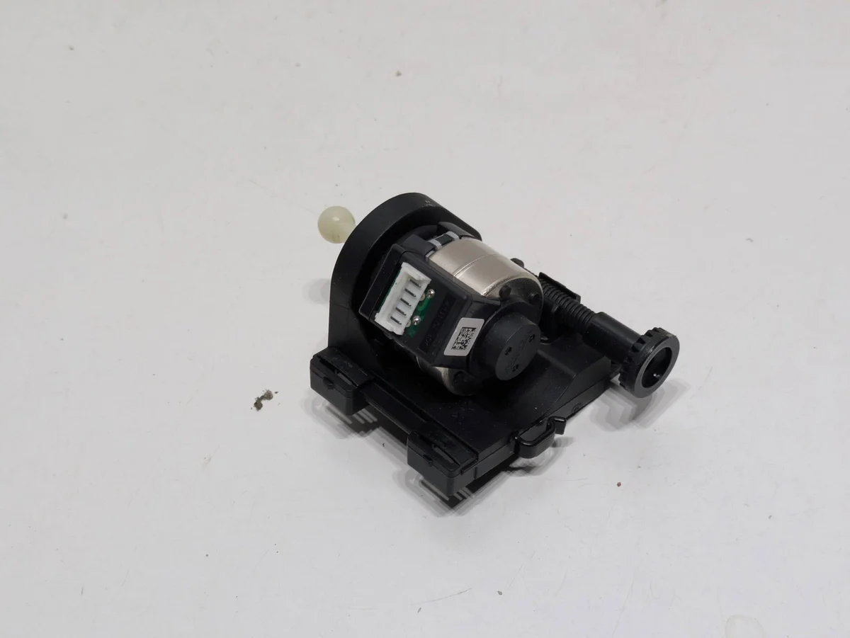 Moteur réglage phare VW Caddy 2k8 Gauche