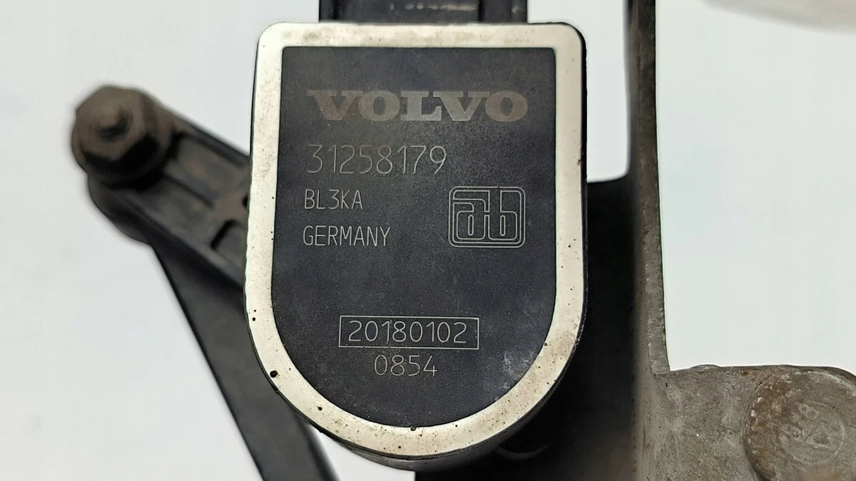 Volvo V60 I R-Design tasosäädin 31258179