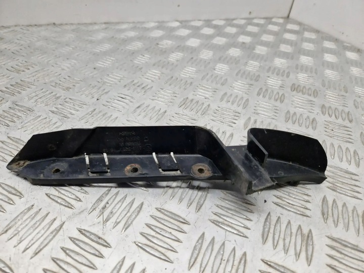 Puskurin kiinnitysliuku oikea etu BMW E60 E61 / LCI 7033706