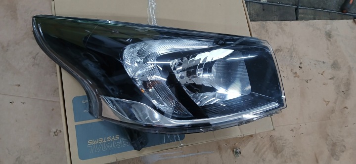 Etulyhty oikea Opel Vivaro B 260104319R