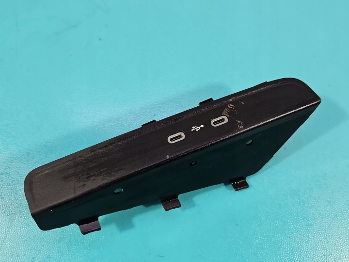 USB-pistoke Skoda Octavia IV 657035736A