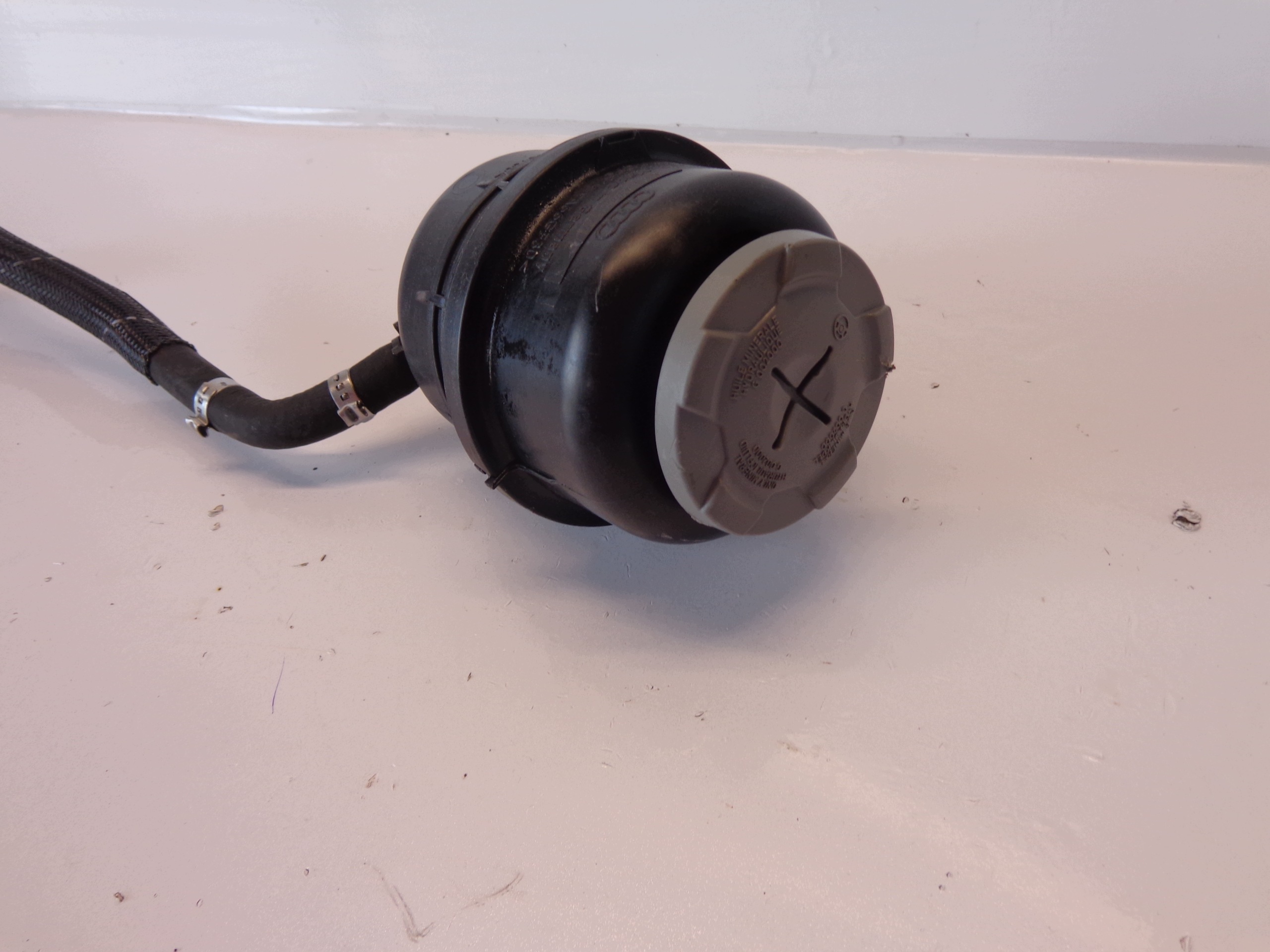 Audi A6 C6 Lift 2.0 TDI Servolenkungsbehälter 4F0422371E image 3