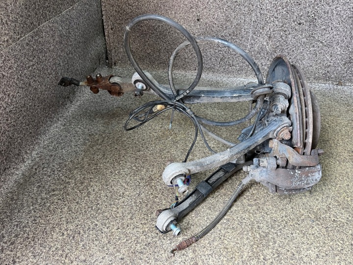 Jousitus nivelistö pyörännapa jarrusatula vasen taka Mercedes W211 3.0 CDI