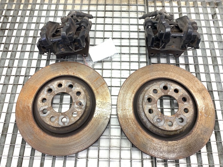 Takajarrujen jarrusatulat SWAP Seat Leon III Kombi 5Q0615405EC vasen, taka