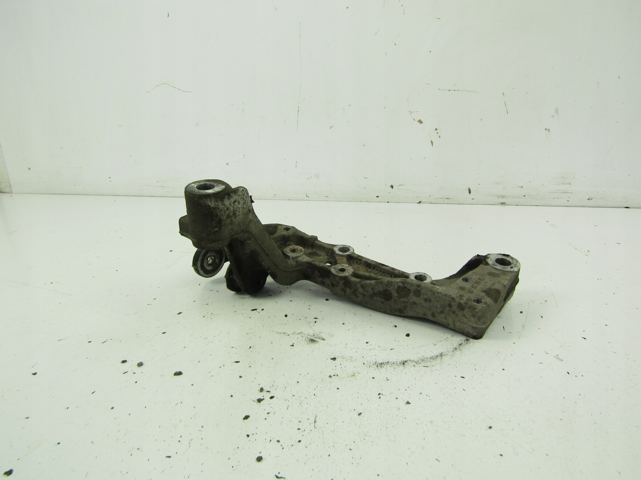 Takavarren kiinnike VW Touran 1K0199295E