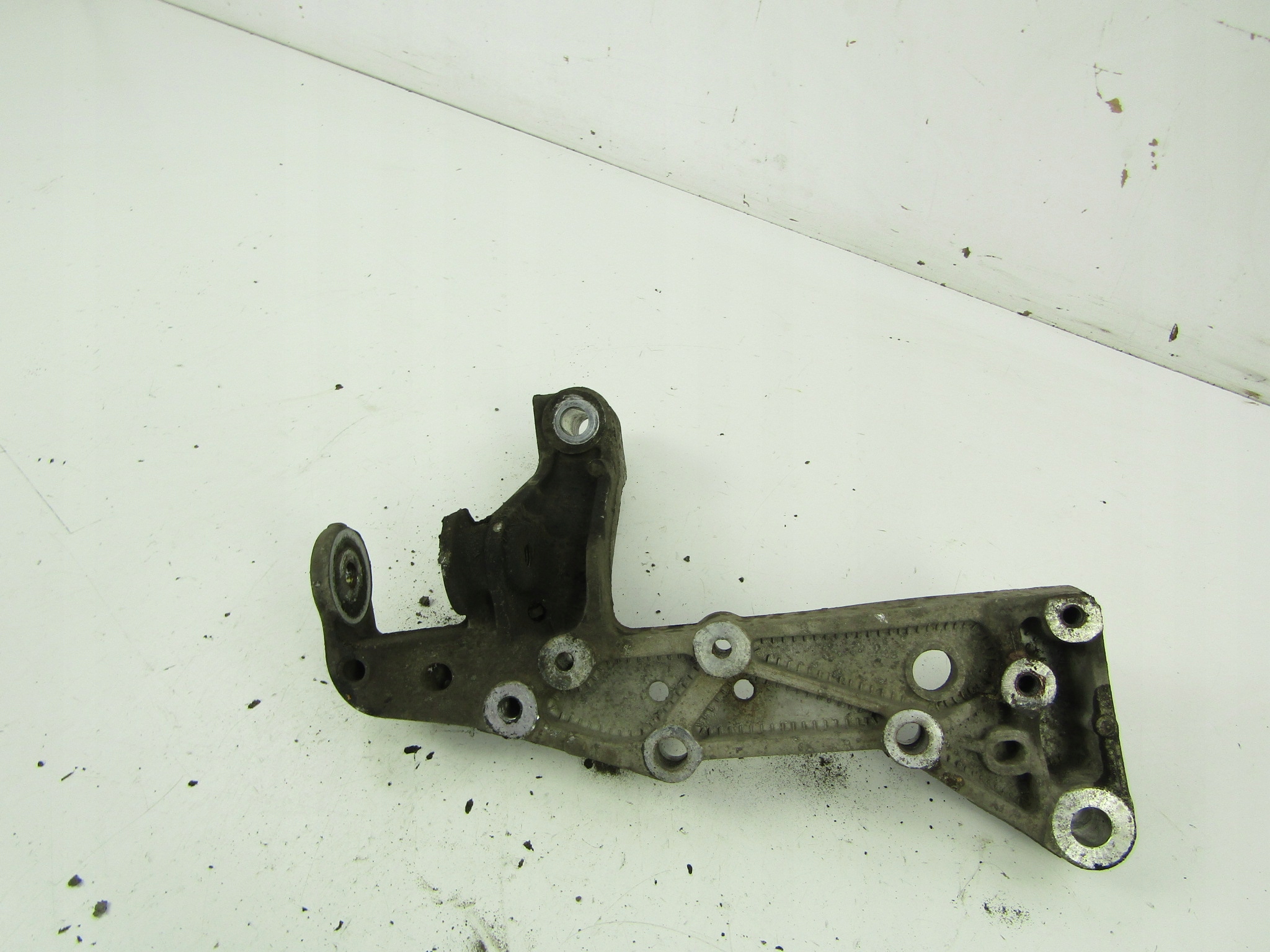 Bärarmfäste Bak Vänster VW Touran 1K0199295E image 6